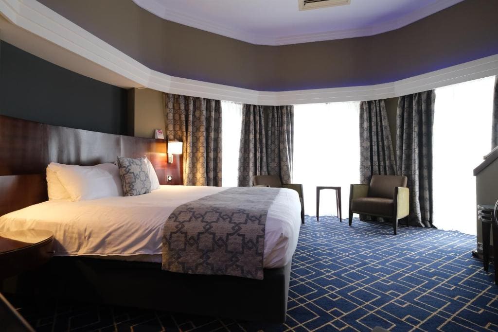 Junior Queen Suite with Lounge room - Image 2
