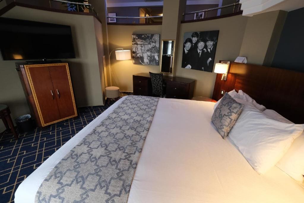 Junior Queen Suite with Lounge room - Image 1