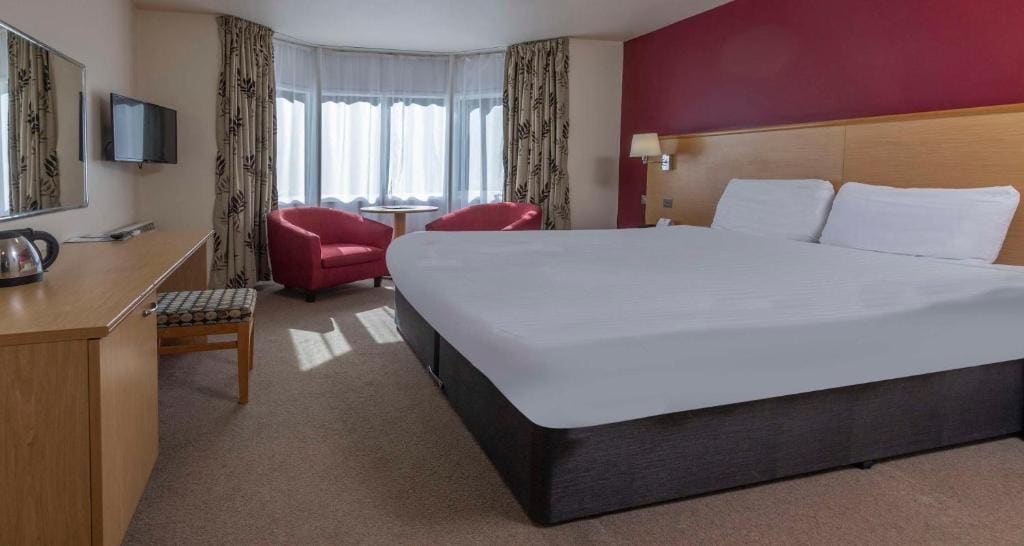 Standard Double Room with Golf View room - Image 2