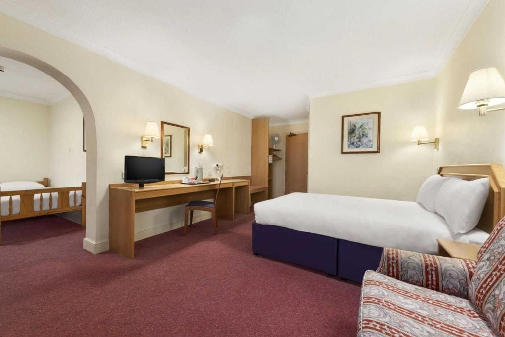 Family Room (One Double & Two Singles) room - Image 2
