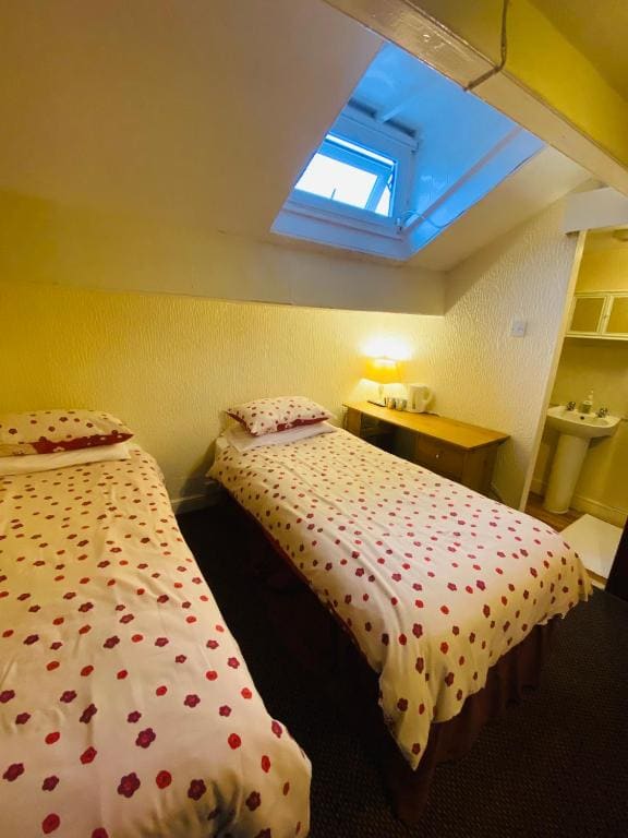 Standard Twin Room room - Image 1