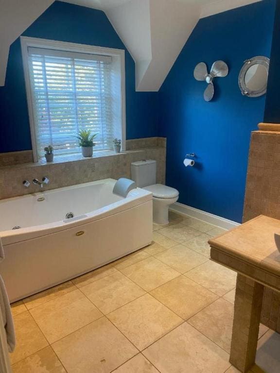 Deluxe Double Room with Spa Bath room - Image 2