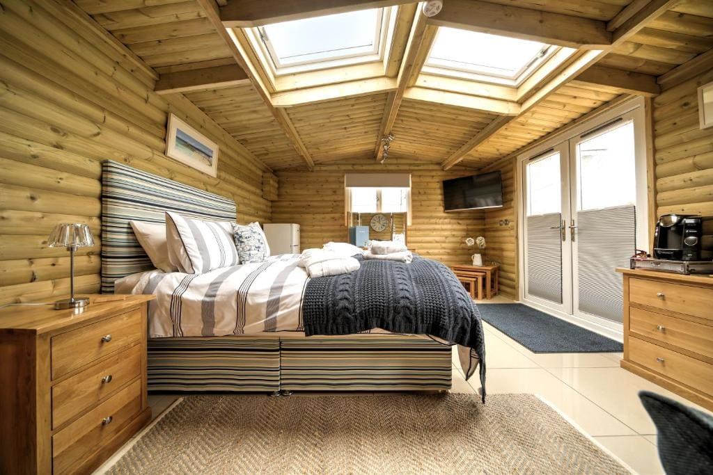 Deluxe One-Bedroom Log Cabin room - Image 1