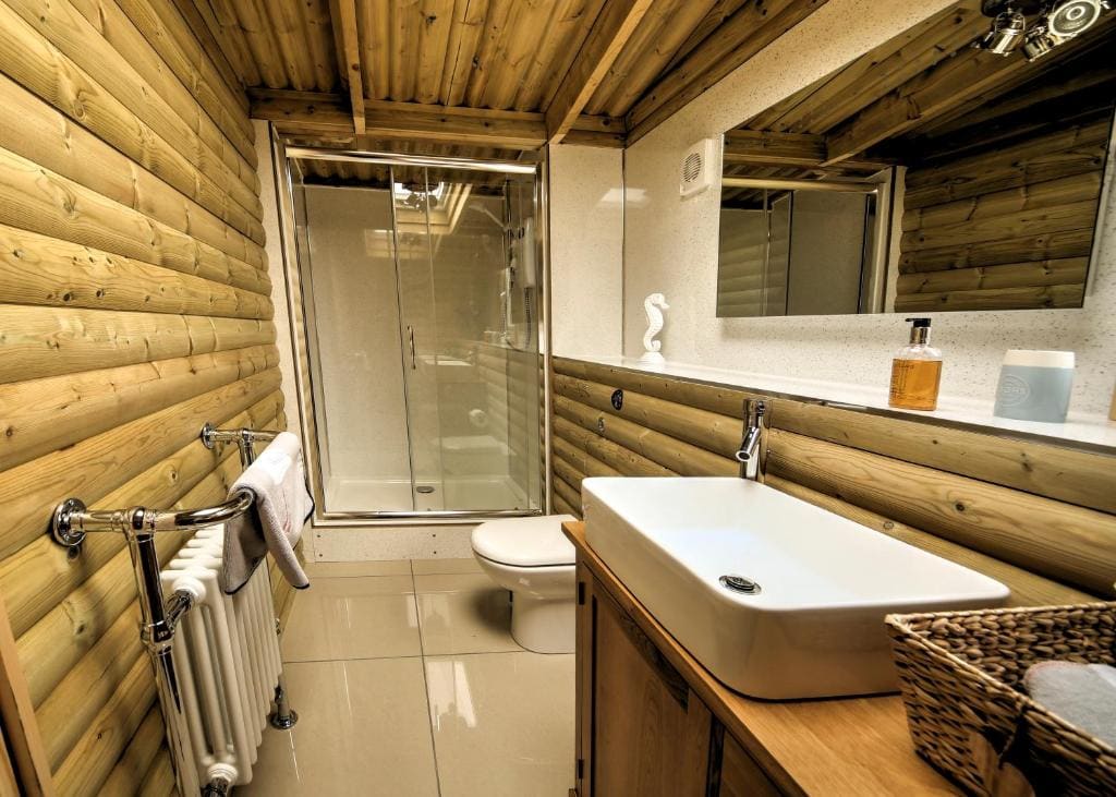 Deluxe One-Bedroom Log Cabin room - Image 2