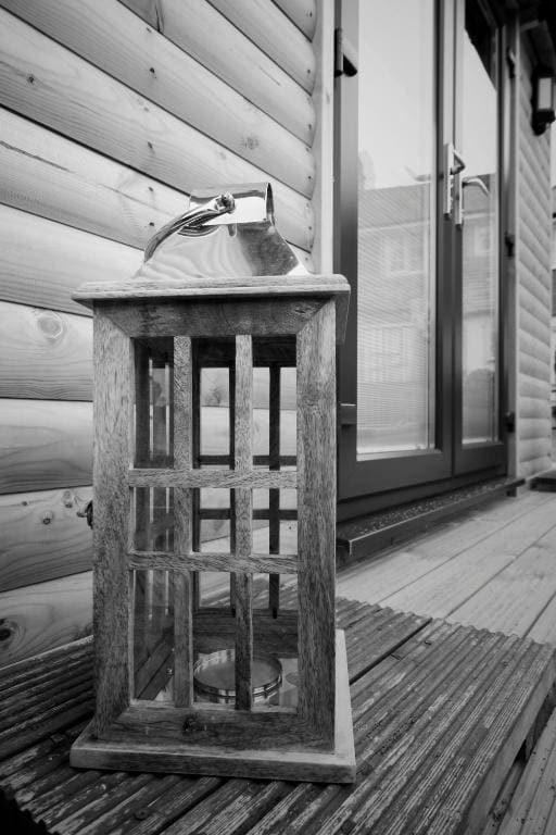 Deluxe One-Bedroom Log Cabin room - Image 3
