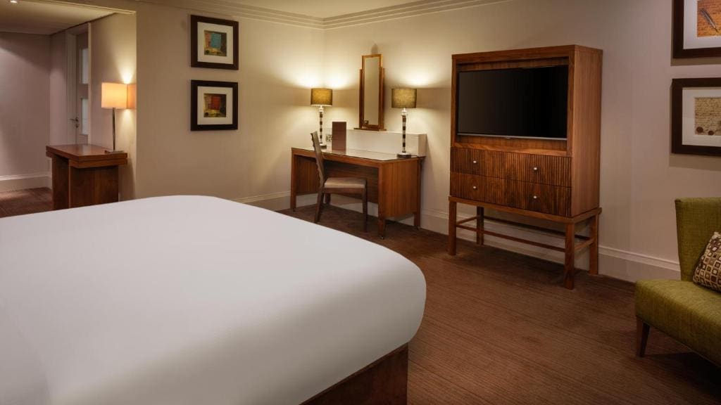 Deluxe Queen Room room - Image 2