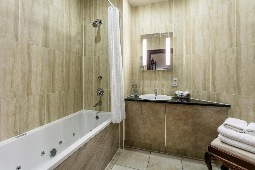 Double Room with Four Poster Bed room - Image 3