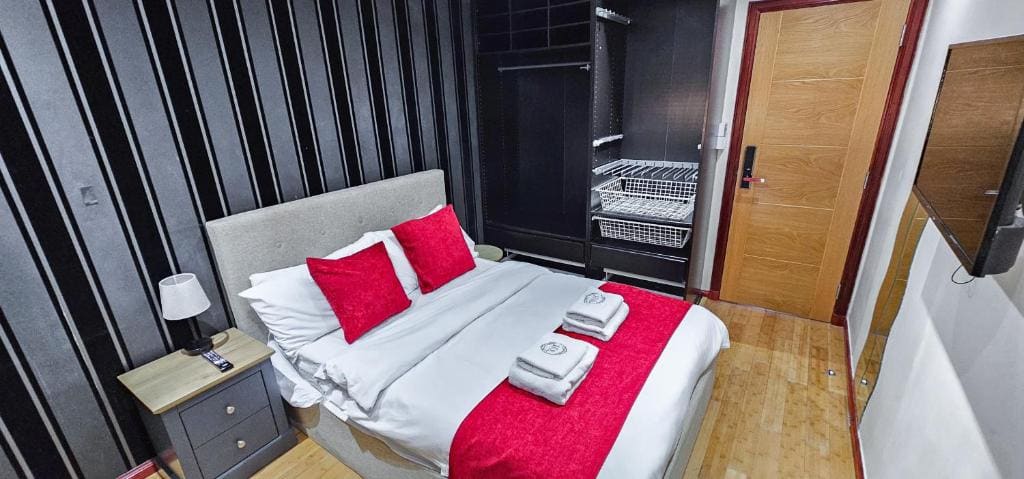 Double Room with Shared Bathroom room - Image 2
