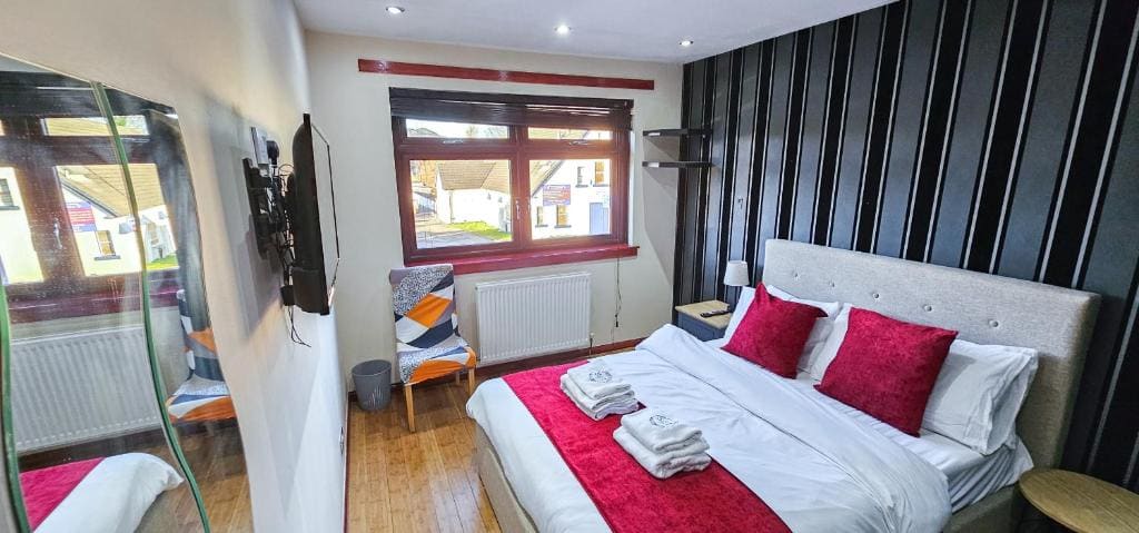 Double Room with Shared Bathroom room - Image 3