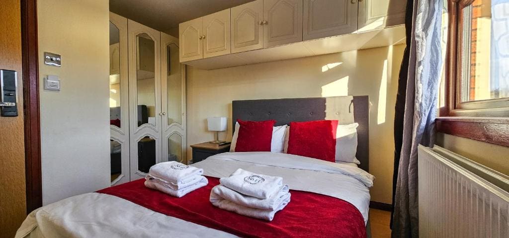 Standard Double Room with Shared Bathroom room - Image 2