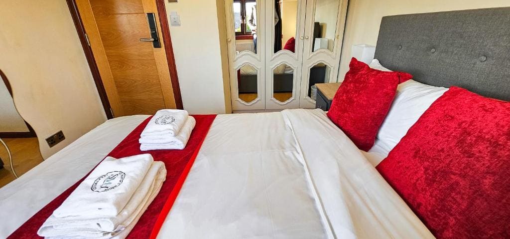 Standard Double Room with Shared Bathroom room - Image 1