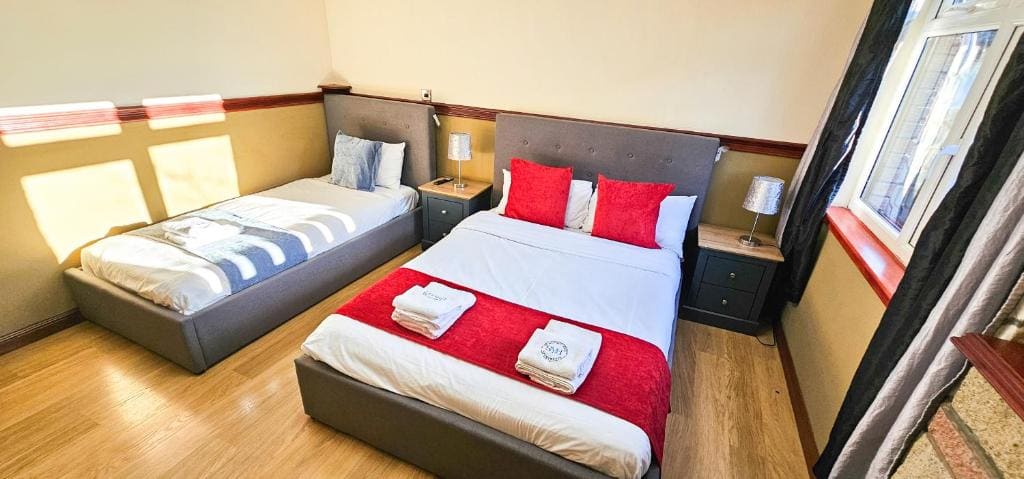 Triple Room with Shared Bathroom room - Image 2