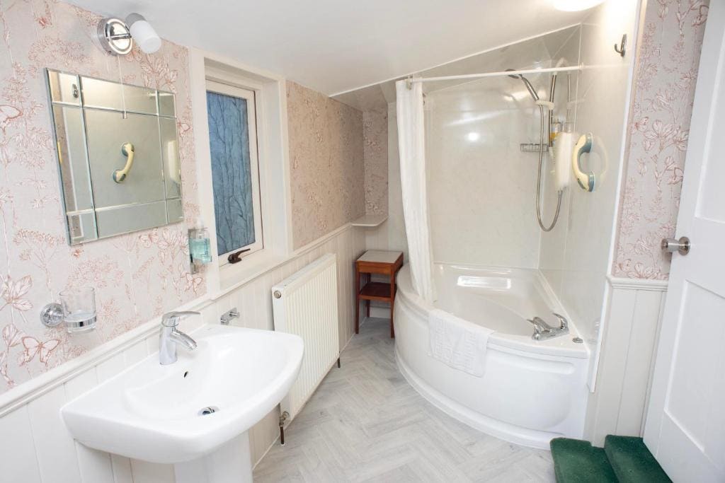 Twin Room with Private External Bathroom room - Image 1