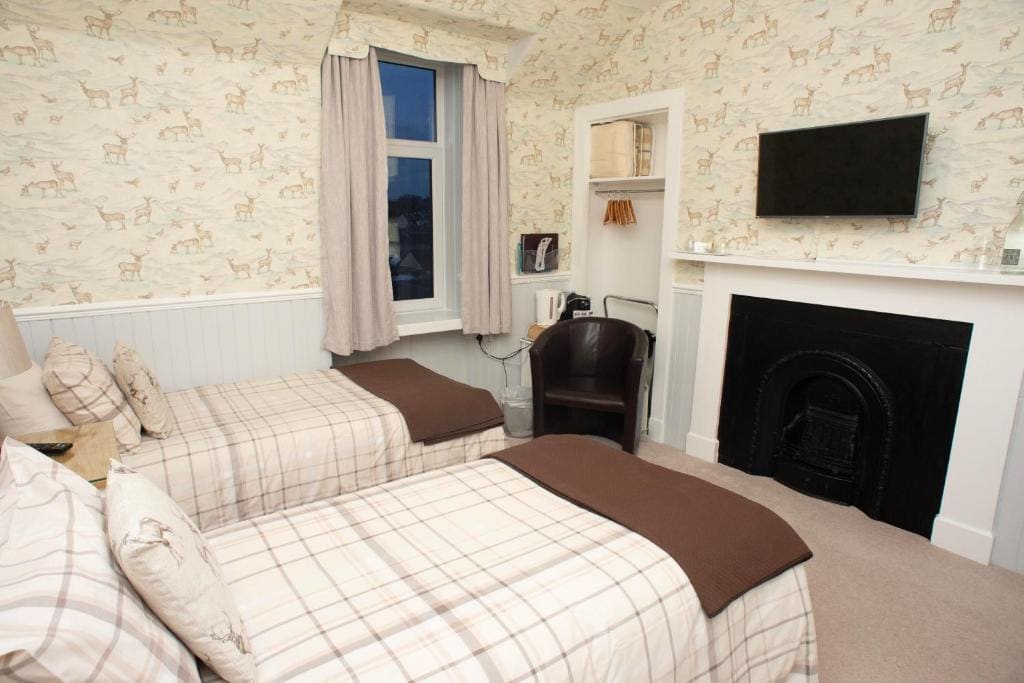 Twin Room with Private External Bathroom room - Image 3