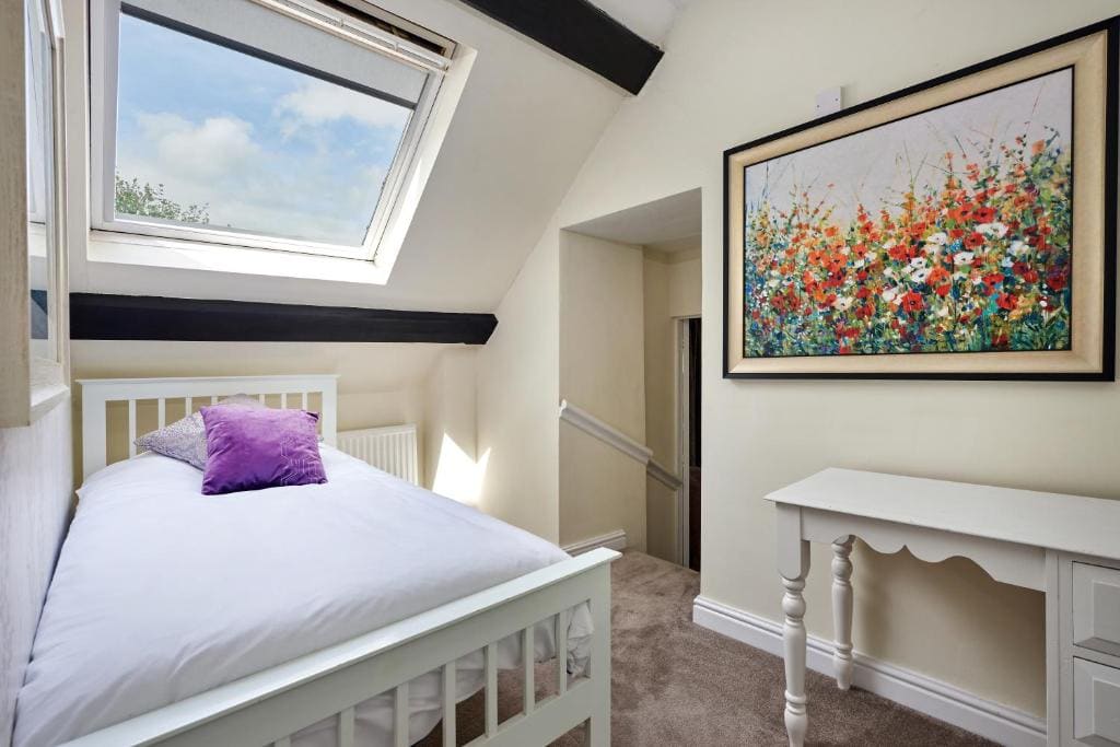 Single Room with Shower room - Image 3