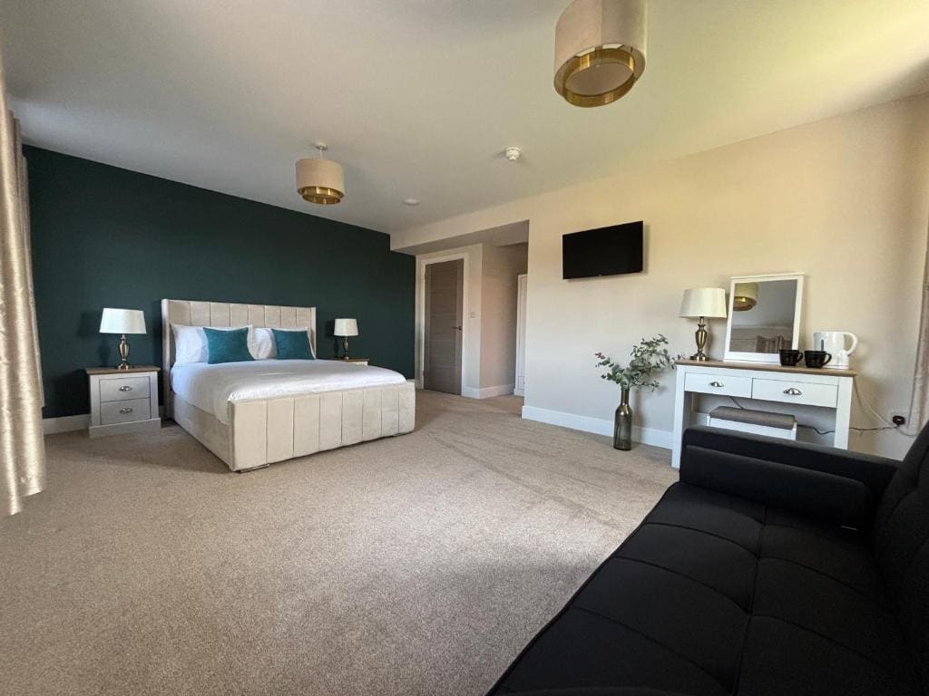Family Room with Private Bathroom room - Image 3