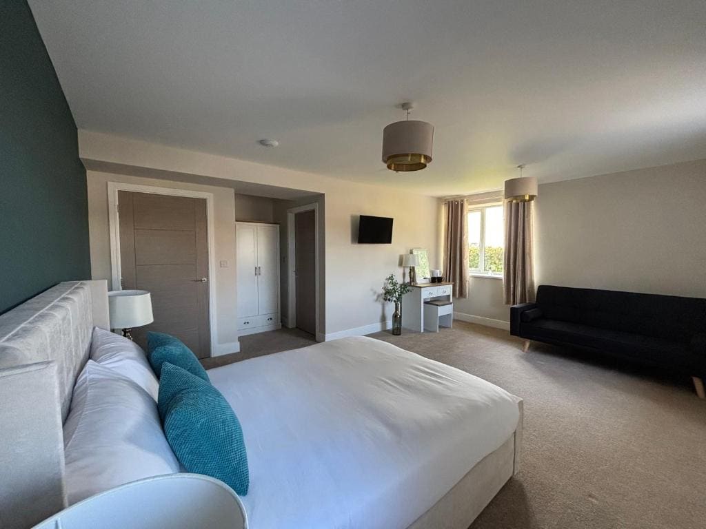 Family Room with Private Bathroom room - Image 1