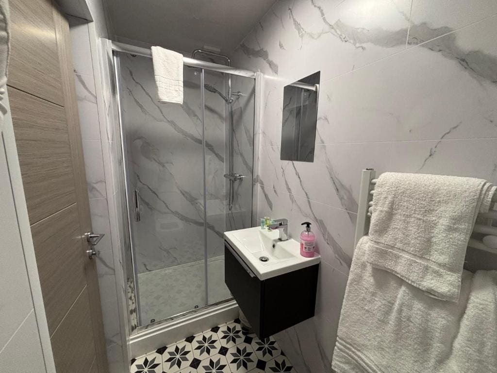 Single Room with Private Bathroom room - Image 2