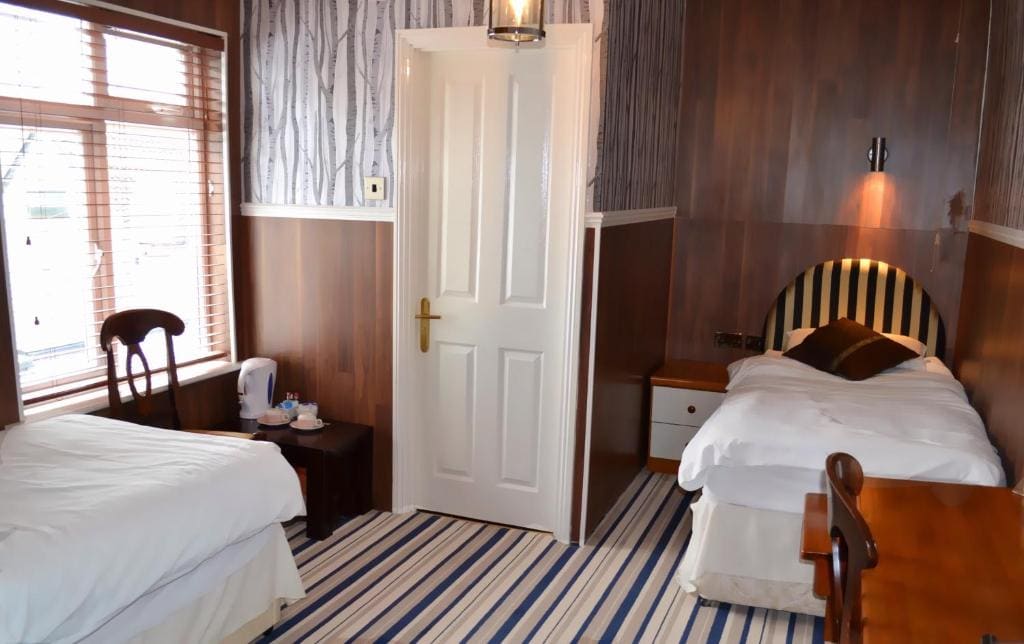 En Suite Twin Room room - Image 1