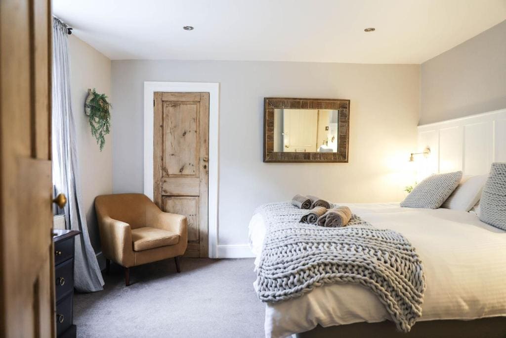 Twin Room with Bath room - Image 2