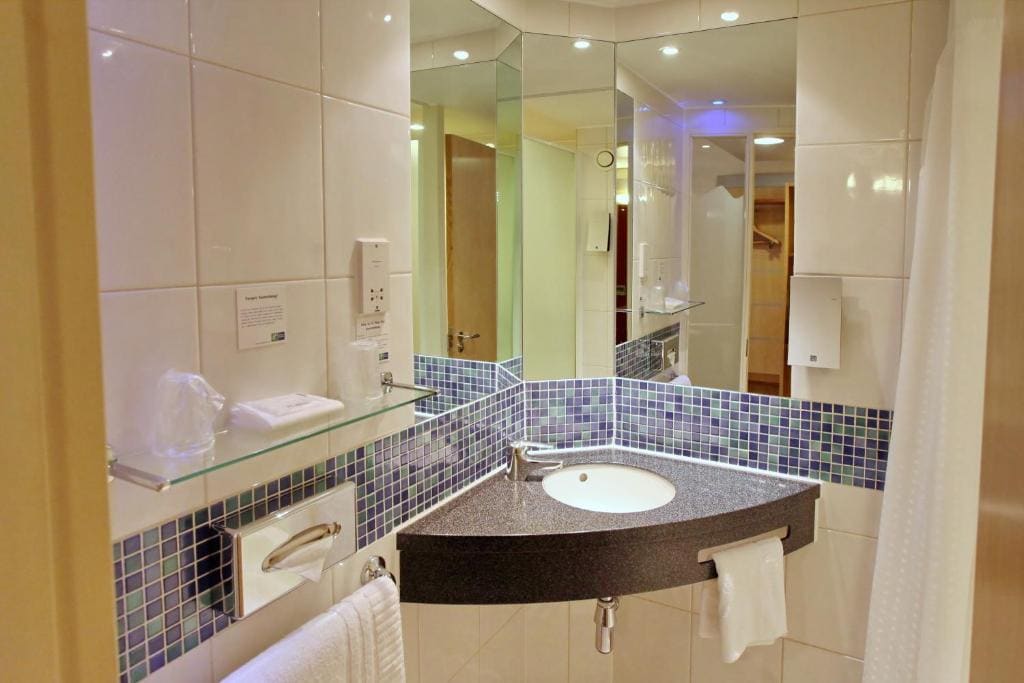 Standard Twin Room with Free Hot Breakfast room - Image 2
