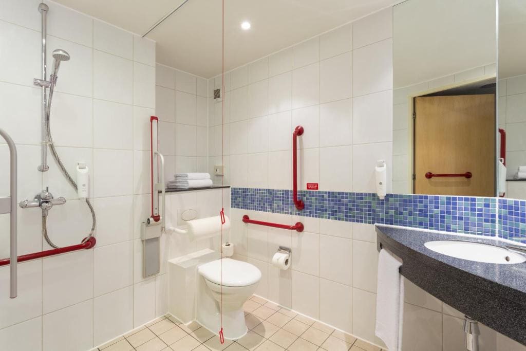 Standard Twin Room with Free Hot Breakfast - Accessible room - Image 2