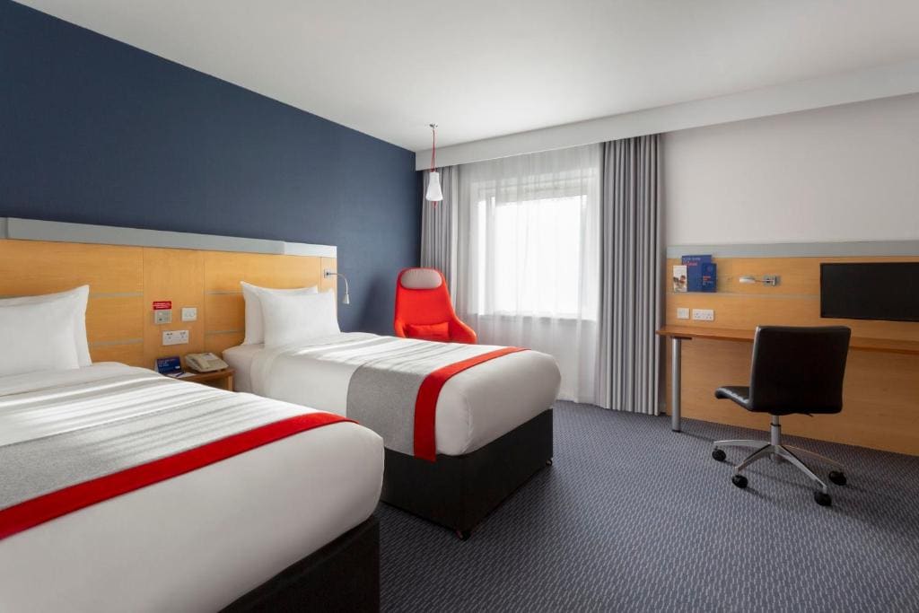 Standard Twin Room with Free Hot Breakfast - Accessible room - Image 3