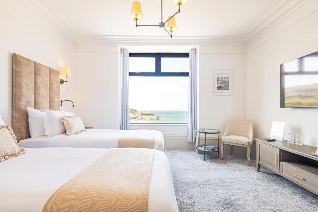 Deluxe Double or Twin Room with Sea View room - Image 3