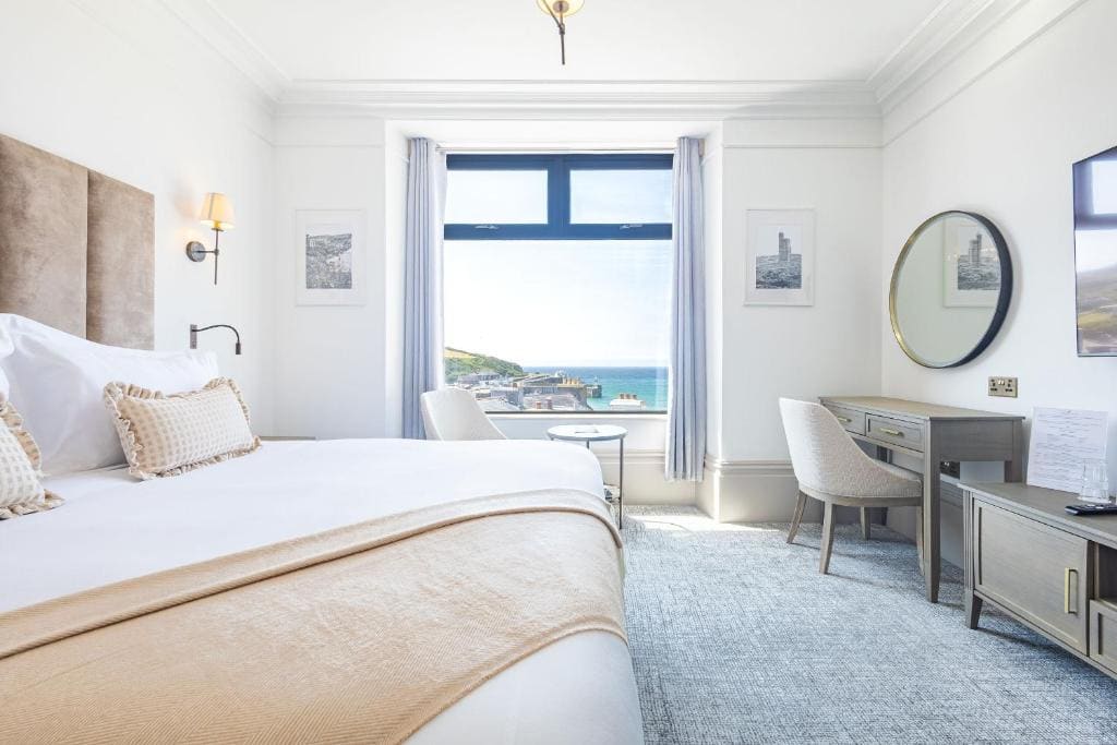 Superior Double or Twin Room with Sea View room - Image 2