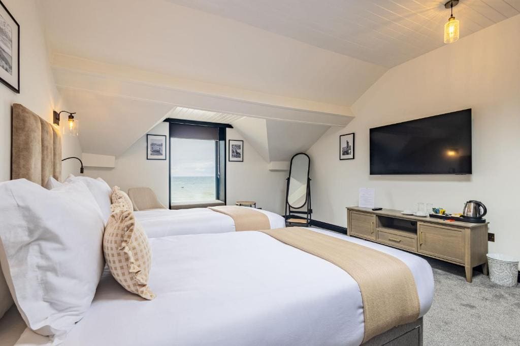 Superior Double or Twin Room with Sea View room - Image 3