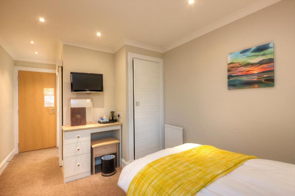 Single Room with Shower room - Image 1