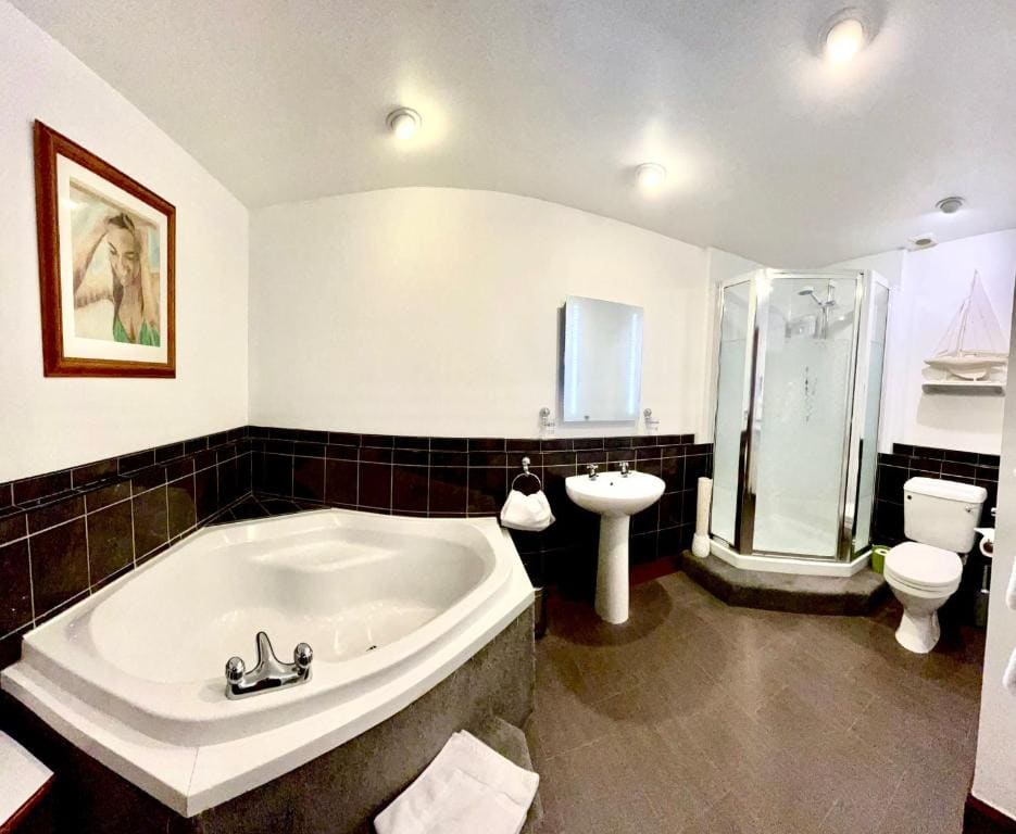 Deluxe Double Room with Balcony and Sea View room - Image 3