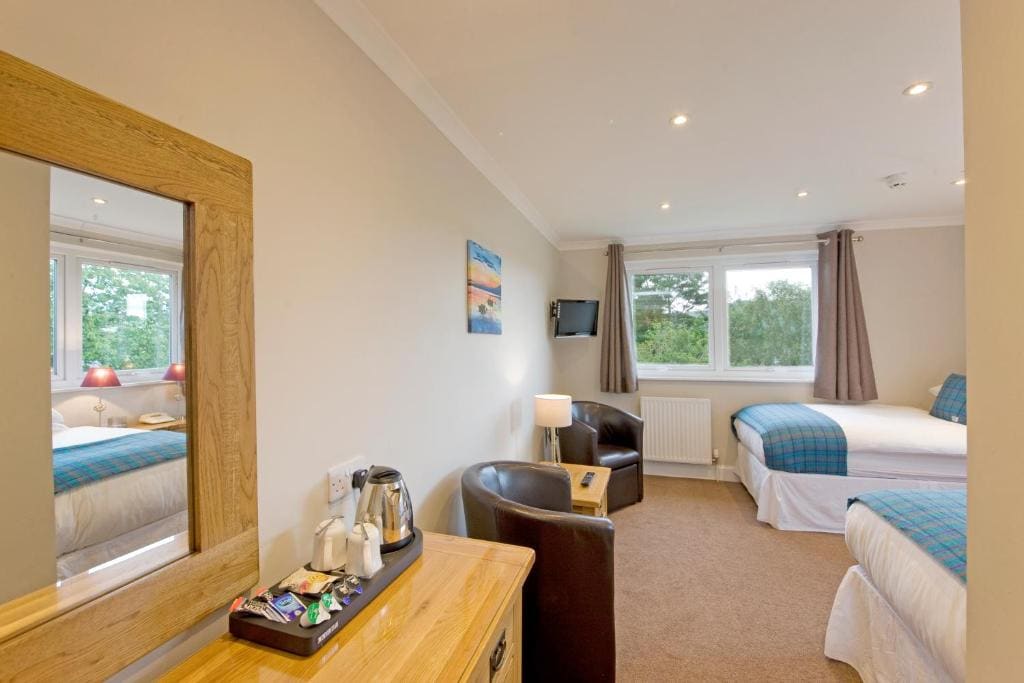 Twin Room with Shower room - Image 1