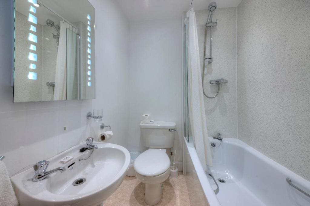 Single Room with Shower room - Image 2