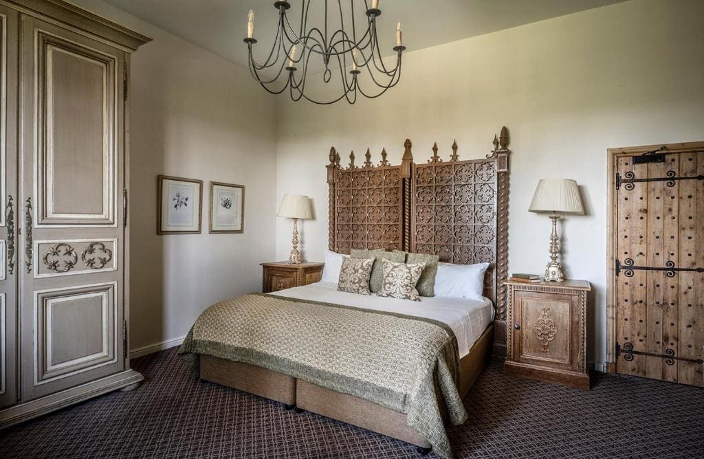 Superior with Feature room - Image 1