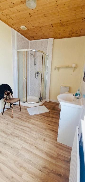 Single Room with Shared Bathroom room - Image 1