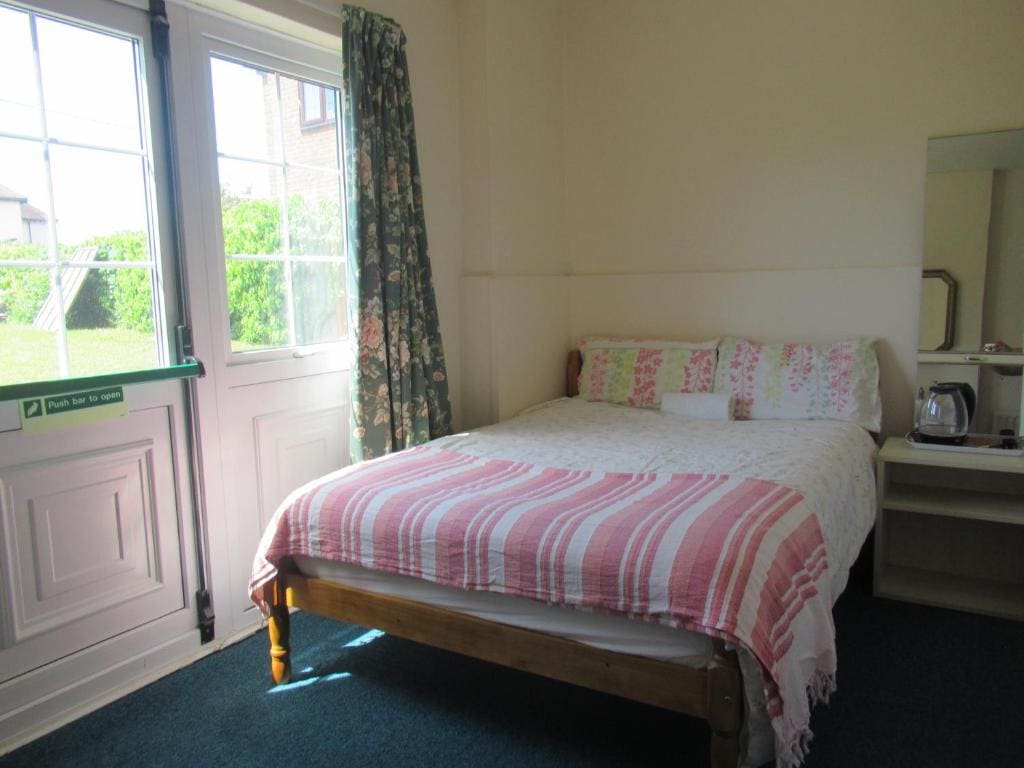 Single Room with Shared Bathroom room - Image 2