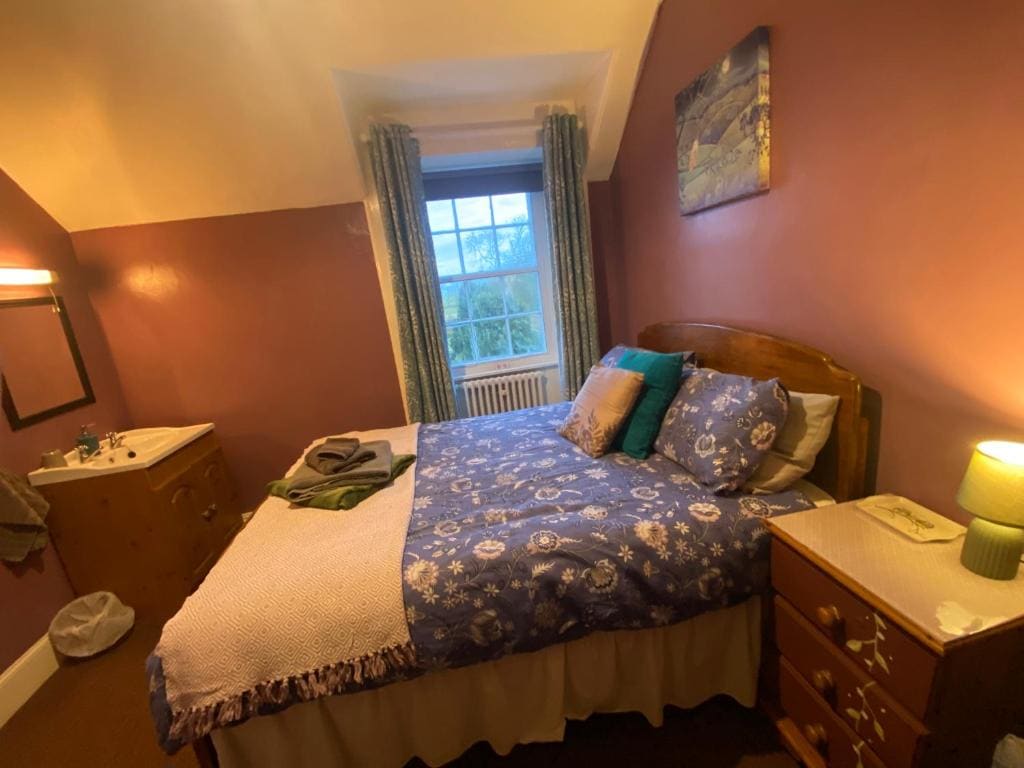 Single Room with Private Bathroom Across The Hallway room - Image 1