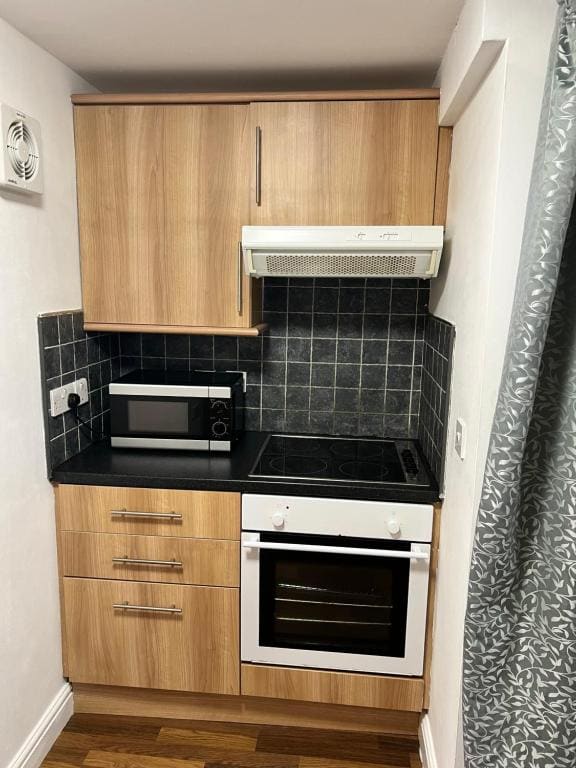 One-Bedroom Cottage room - Image 2
