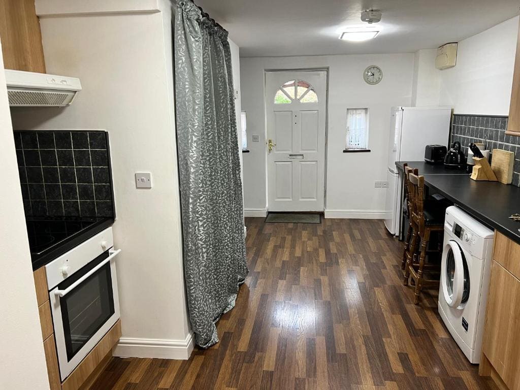 One-Bedroom Cottage room - Image 3