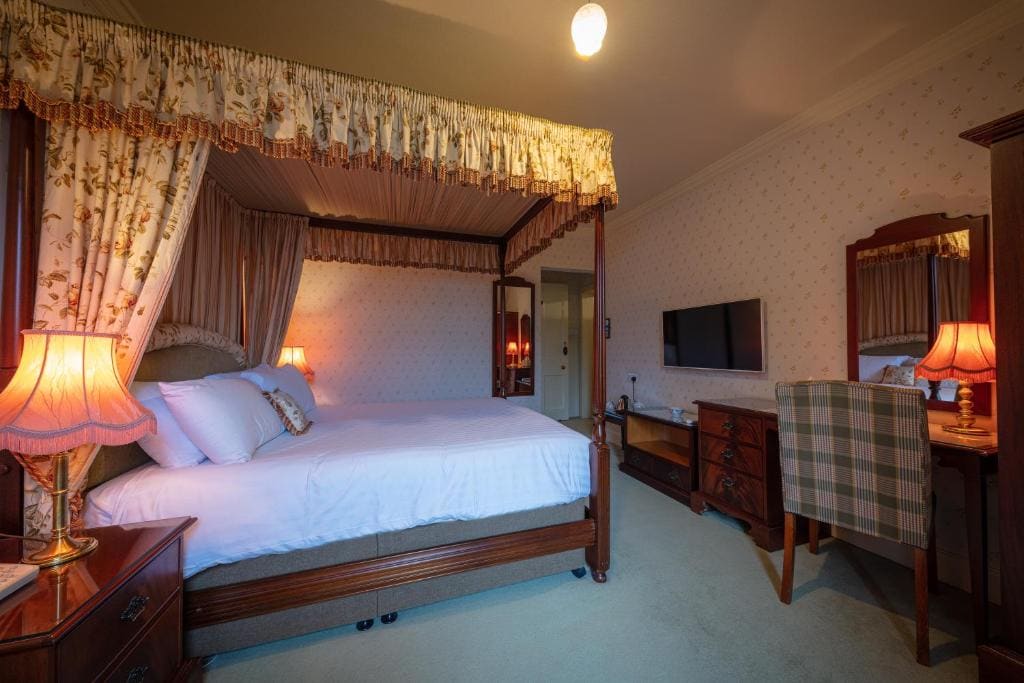 Superior Room with Four Poster Bed room - Image 3