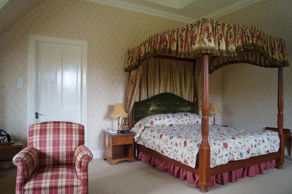 Deluxe Double Room with Four-Poster Bed room - Image 2