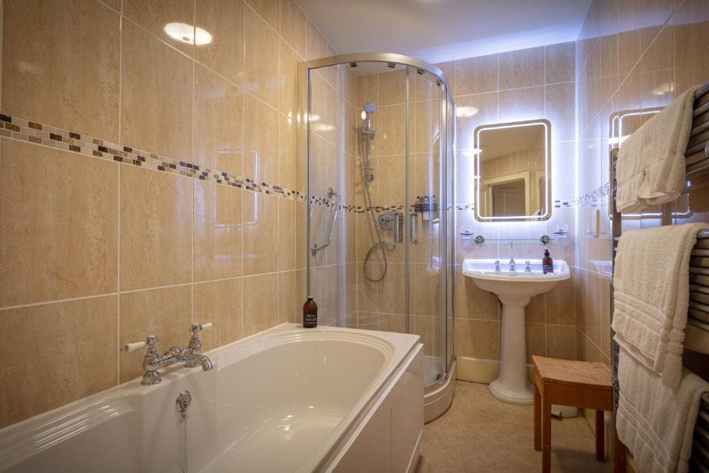 Superior Room with Four Poster Bed room - Image 2