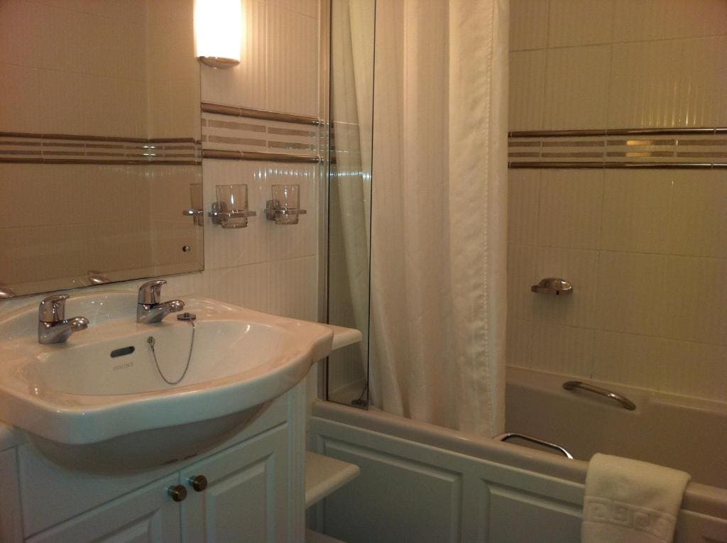 Superior Twin Room room - Image 3