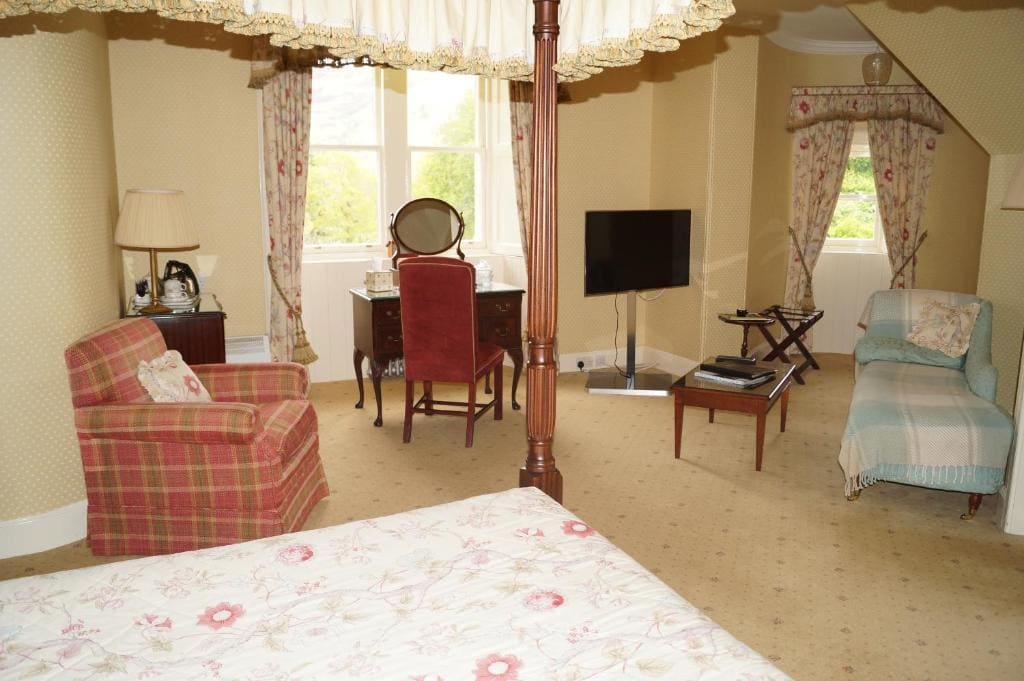 Deluxe Double Room with Four-Poster Bed room - Image 3