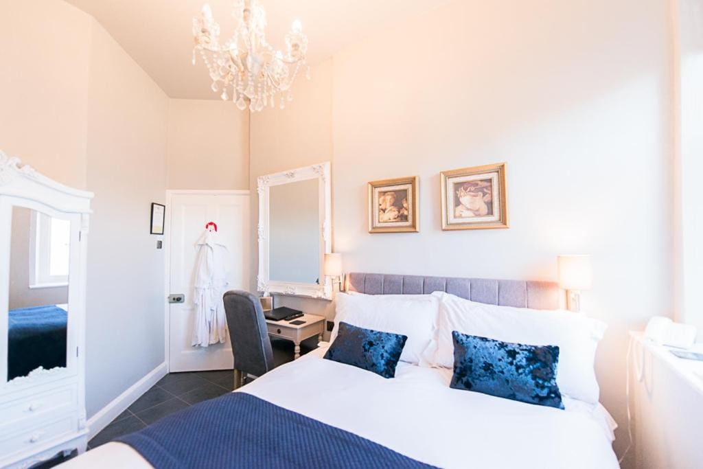 Small Double Room room - Image 2