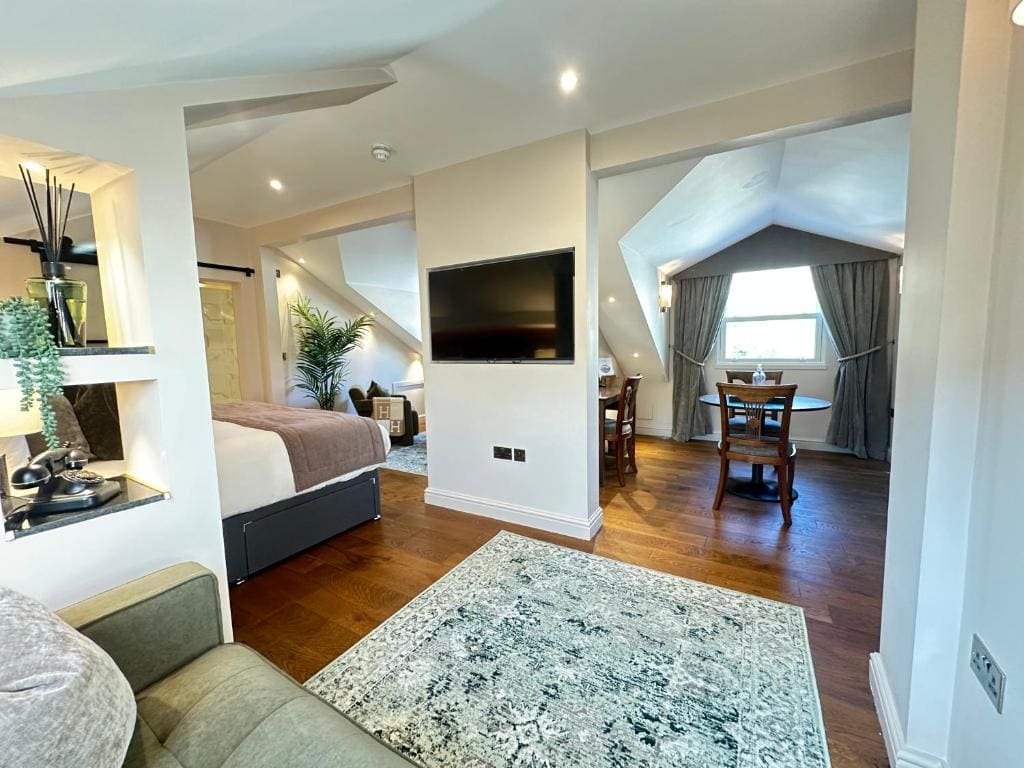Burnell Suite room - Image 1