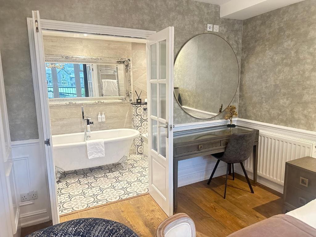 Silver Howe Suite room - Image 2