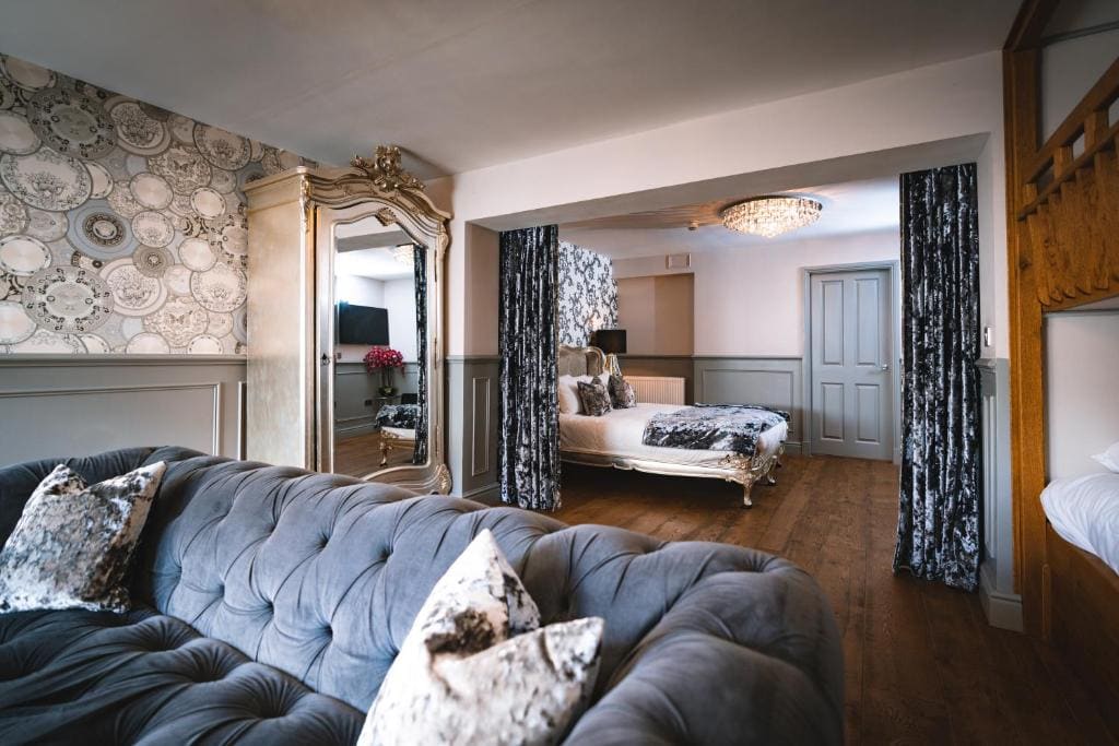 Versace Family Suite - The Little Inn room - Image 2