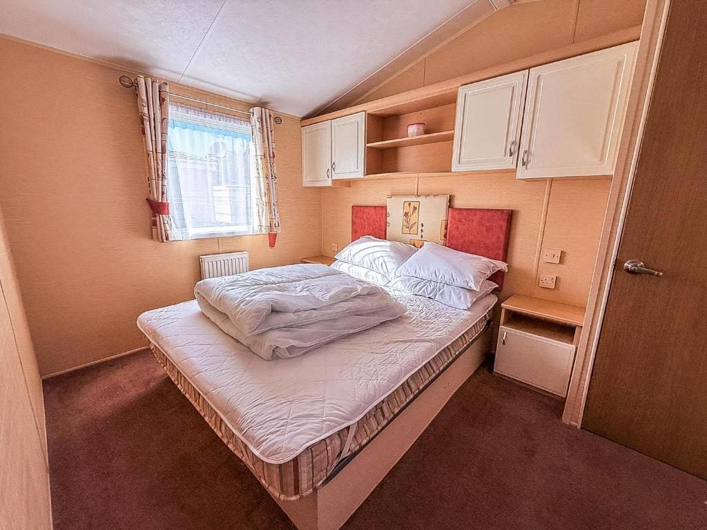 Two-Bedroom Mobile Home room - Image 1
